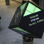 SKN | מדד FTSE 100 נחלש במעט כאשר מכירות בסיום המסחר מגבילות את המסחר לקראת סוף השנה